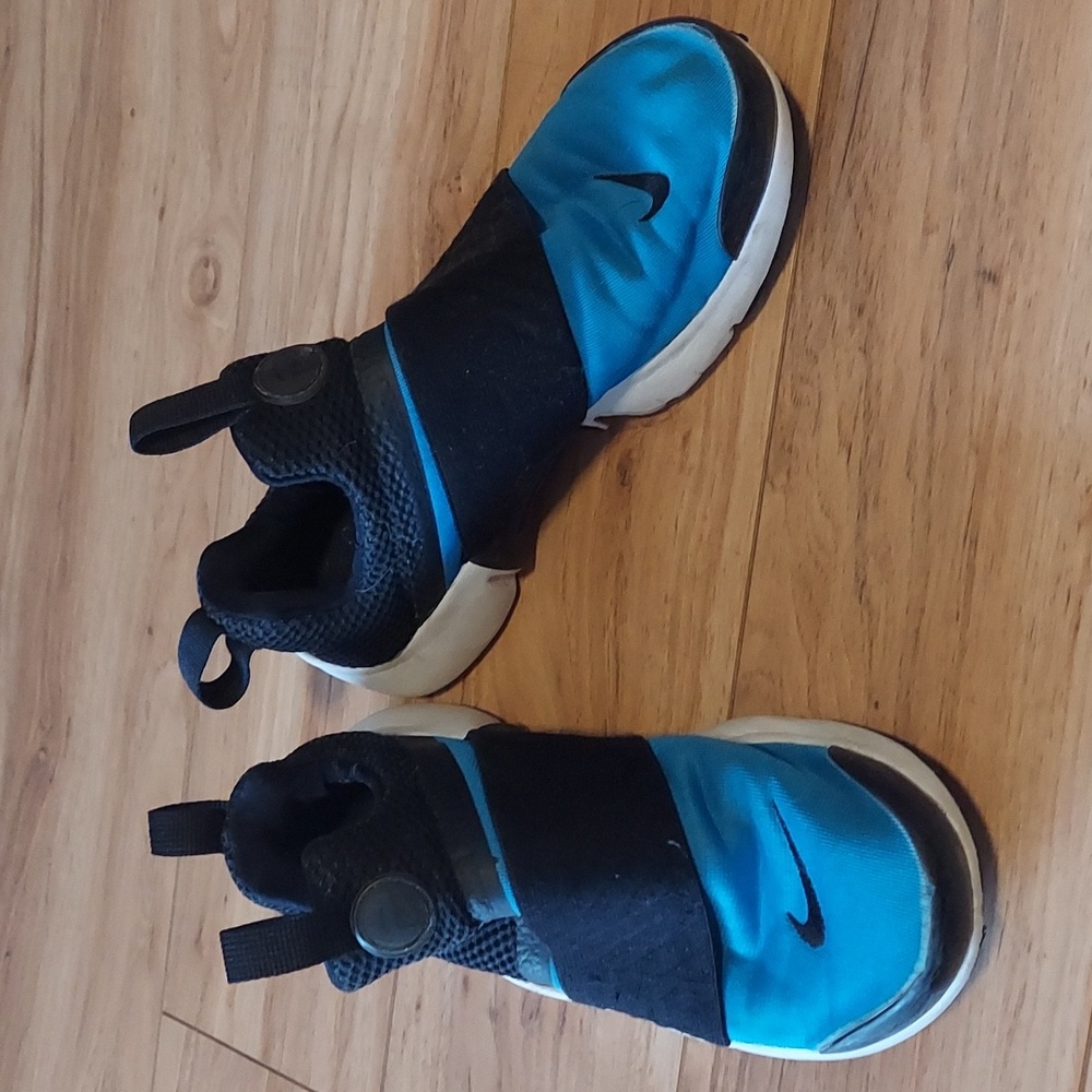 Nike 4Y blue black athletic shoes